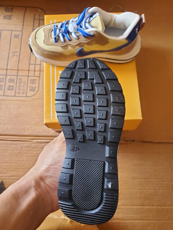 ZJ0180012ET Two tone sports shoes for children